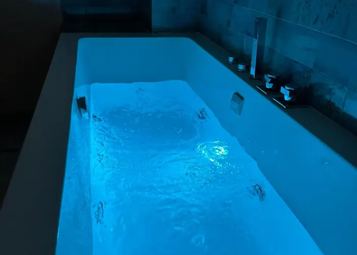 Cherry Jacuzzi Apartment